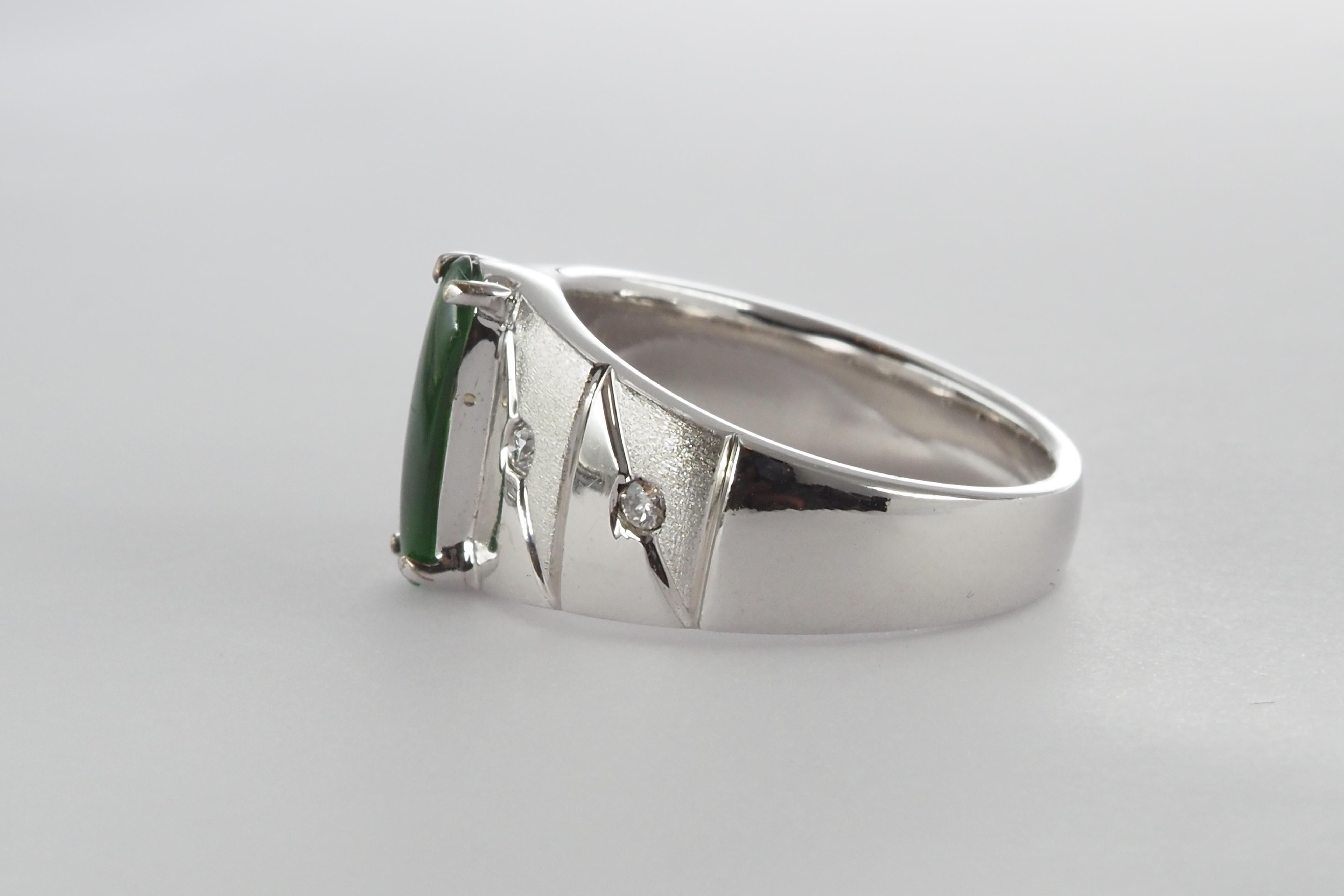 Bague en jade vert naturel et diamant en vente 8