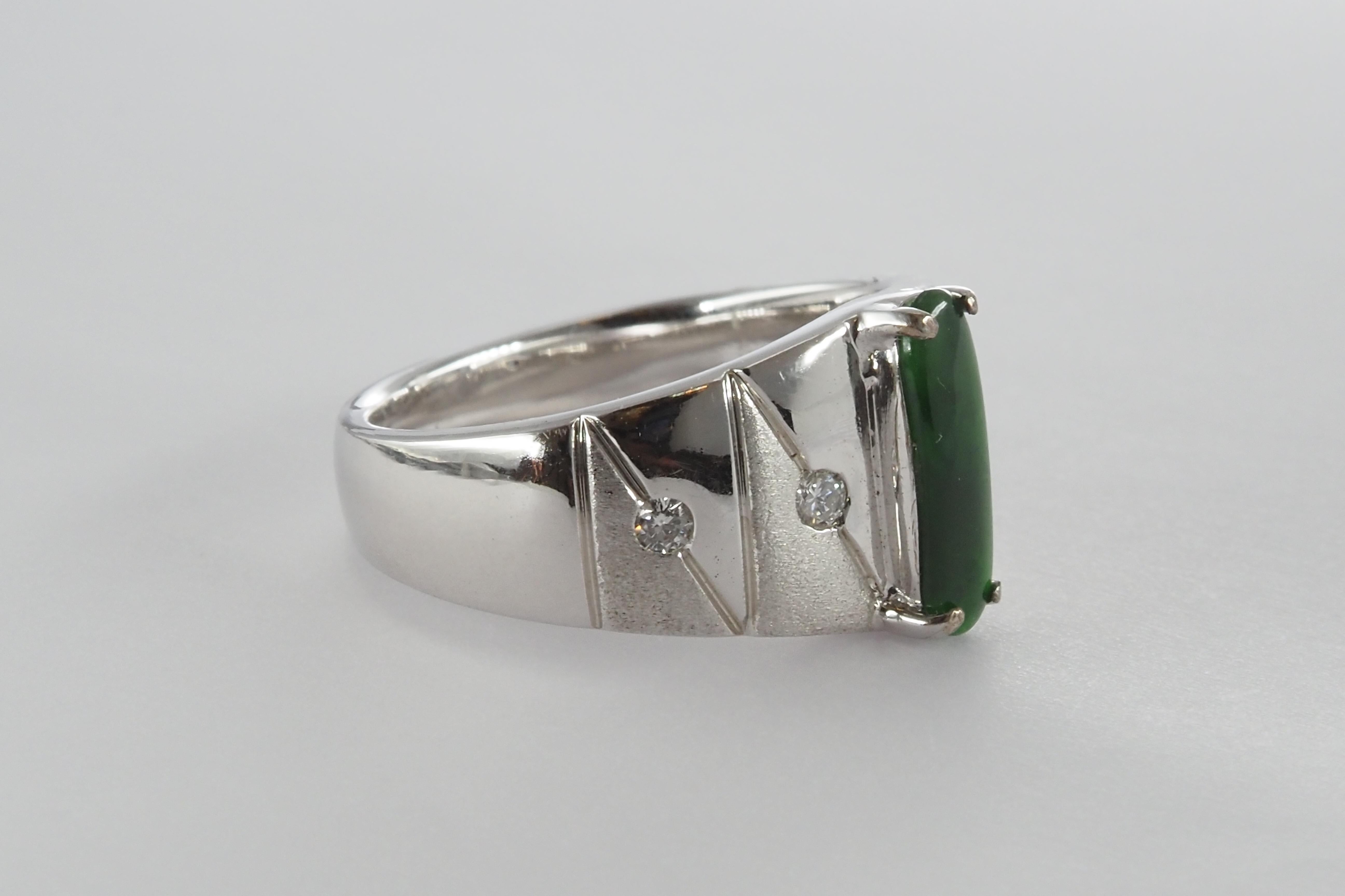 Bague en jade vert naturel et diamant en vente 9