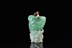 Anhänger aus natürlichem Jadeit mit GIA-Zertifikat, geschnitzter Figur und Lotusblatt