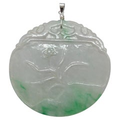 Colgante de jade natural, tallado a mano por ambos lados con motivos de flor de ciruelo, pájaro y loto
