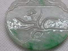 Colgante de jade natural, tallado a mano por ambos lados con motivos de flor de ciruelo, pájaro y loto