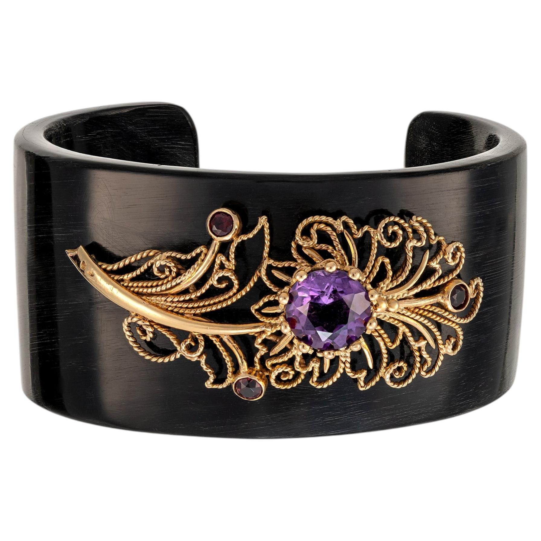 Pulsera con aplicación de oro, amatista y cuarzo sobre material de cuerno