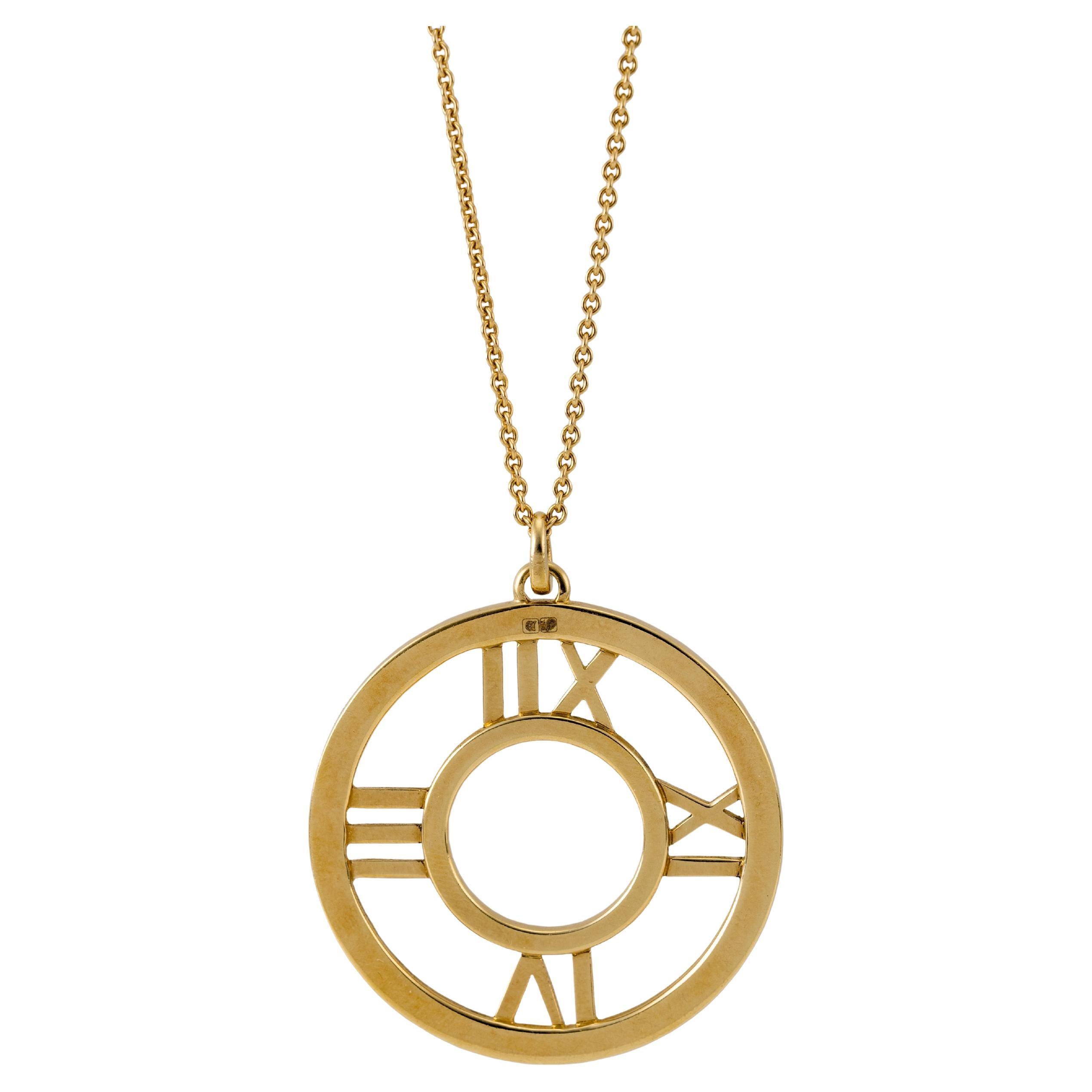 Tiffany & Co. Collier pendentif en or jaune avec chiffres romains Atlas en vente