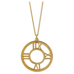 Tiffany & Co. Collier pendentif en or jaune avec chiffres romains Atlas