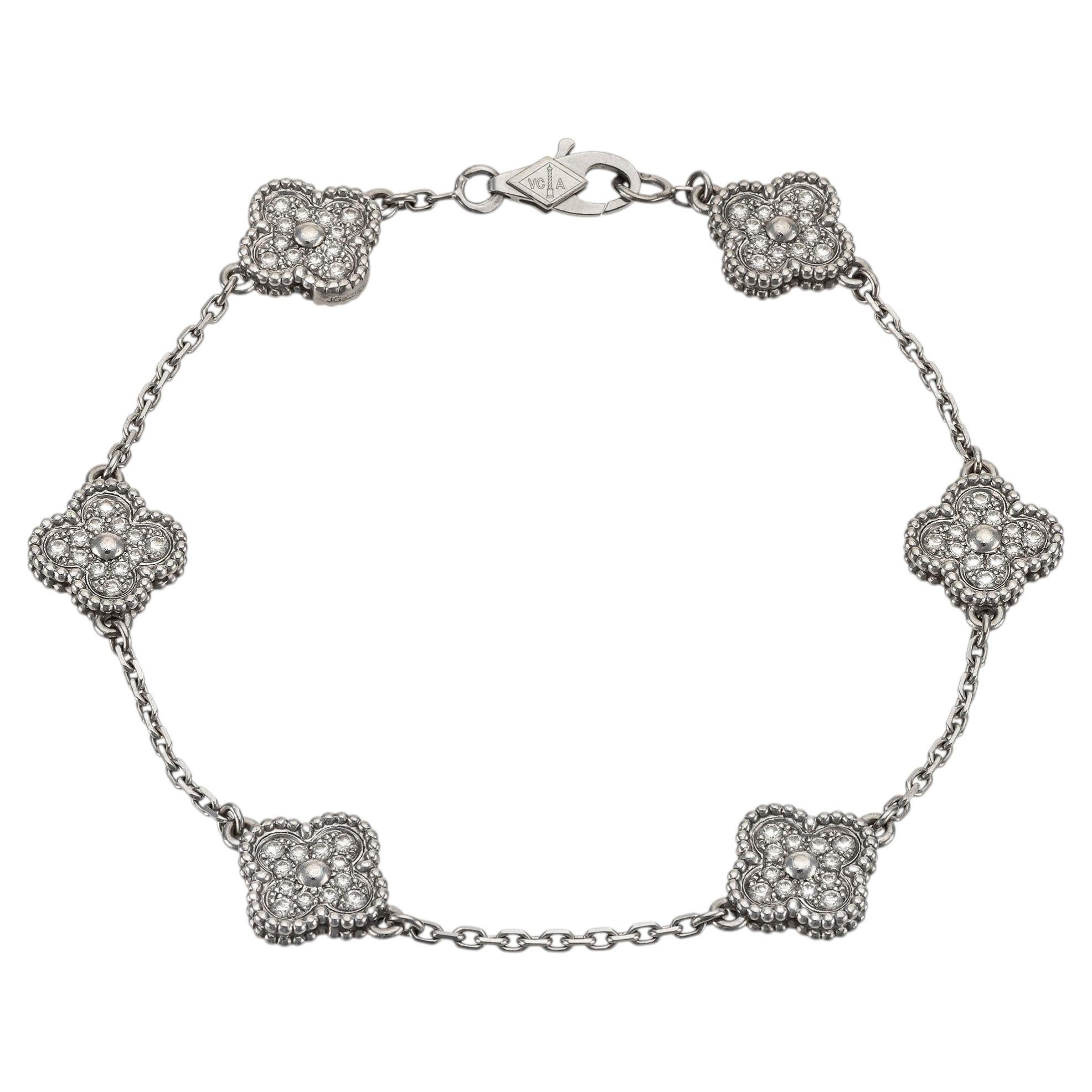 Bracciale Van Cleef & Arpels Sweet Alhambra con sei motivi in diamanti e oro bianco