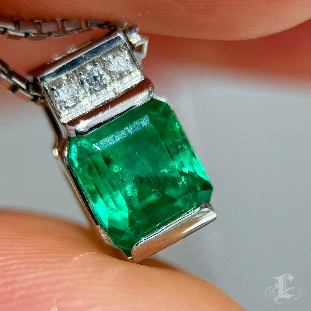 【Énigma】Emeralda - Collana di smeraldi colombiani da 1,02 carati In condizioni Nuovo in vendita a New York, NY