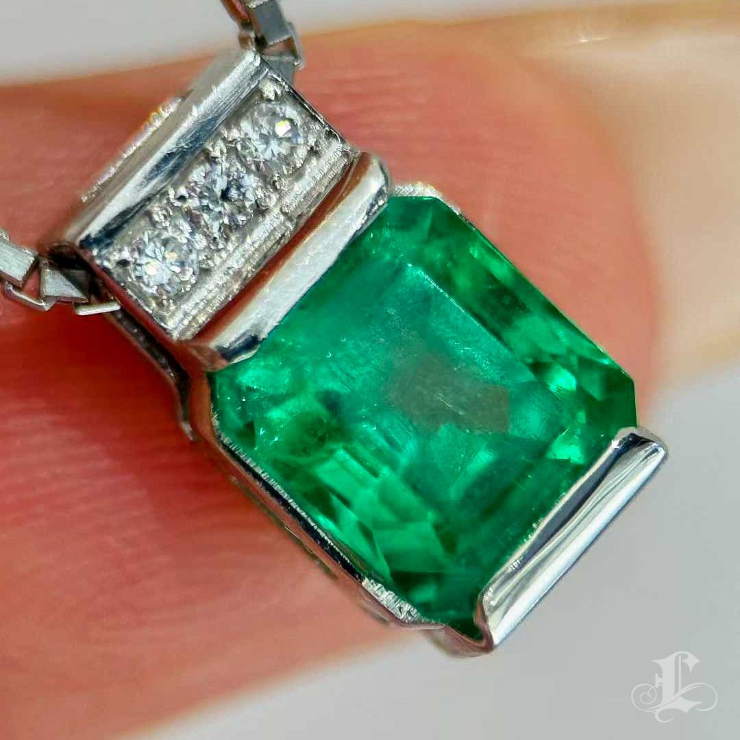 Donna 【Énigma】Emeralda - Collana di smeraldi colombiani da 1,02 carati in vendita
