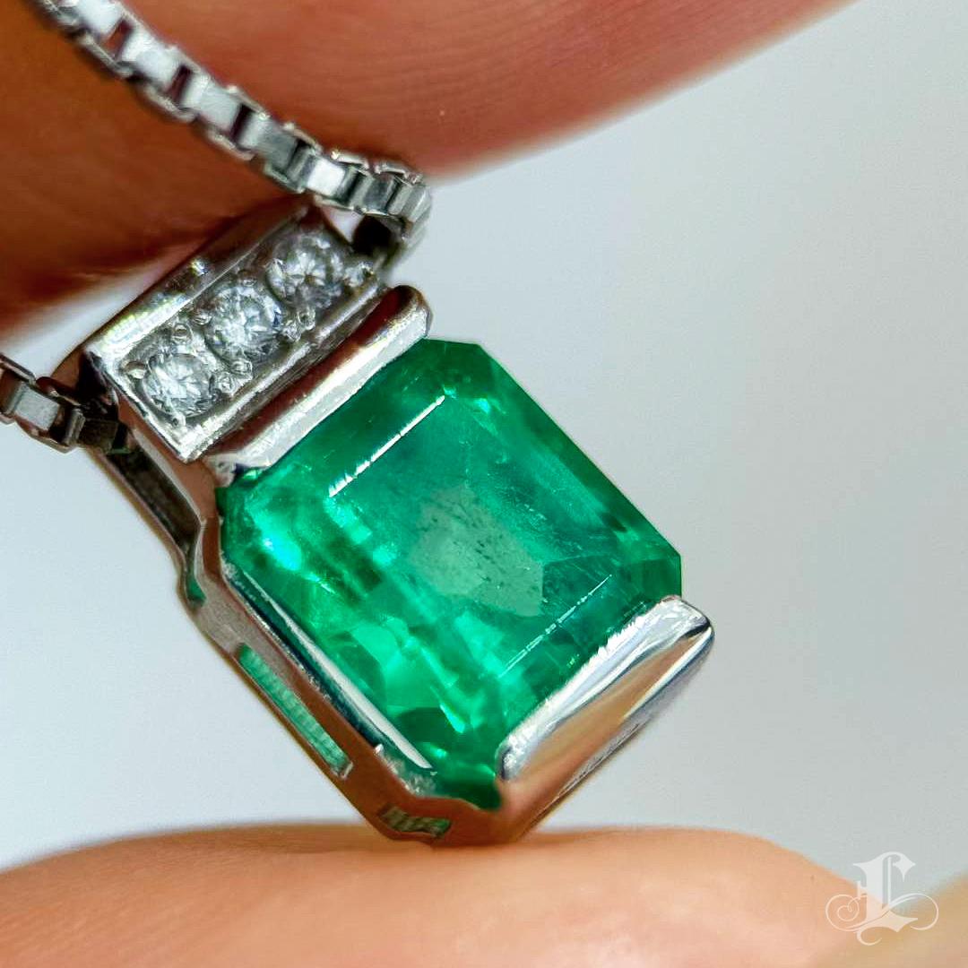 【Énigma】Emeralda - Collana di smeraldi colombiani da 1,02 carati in vendita 1