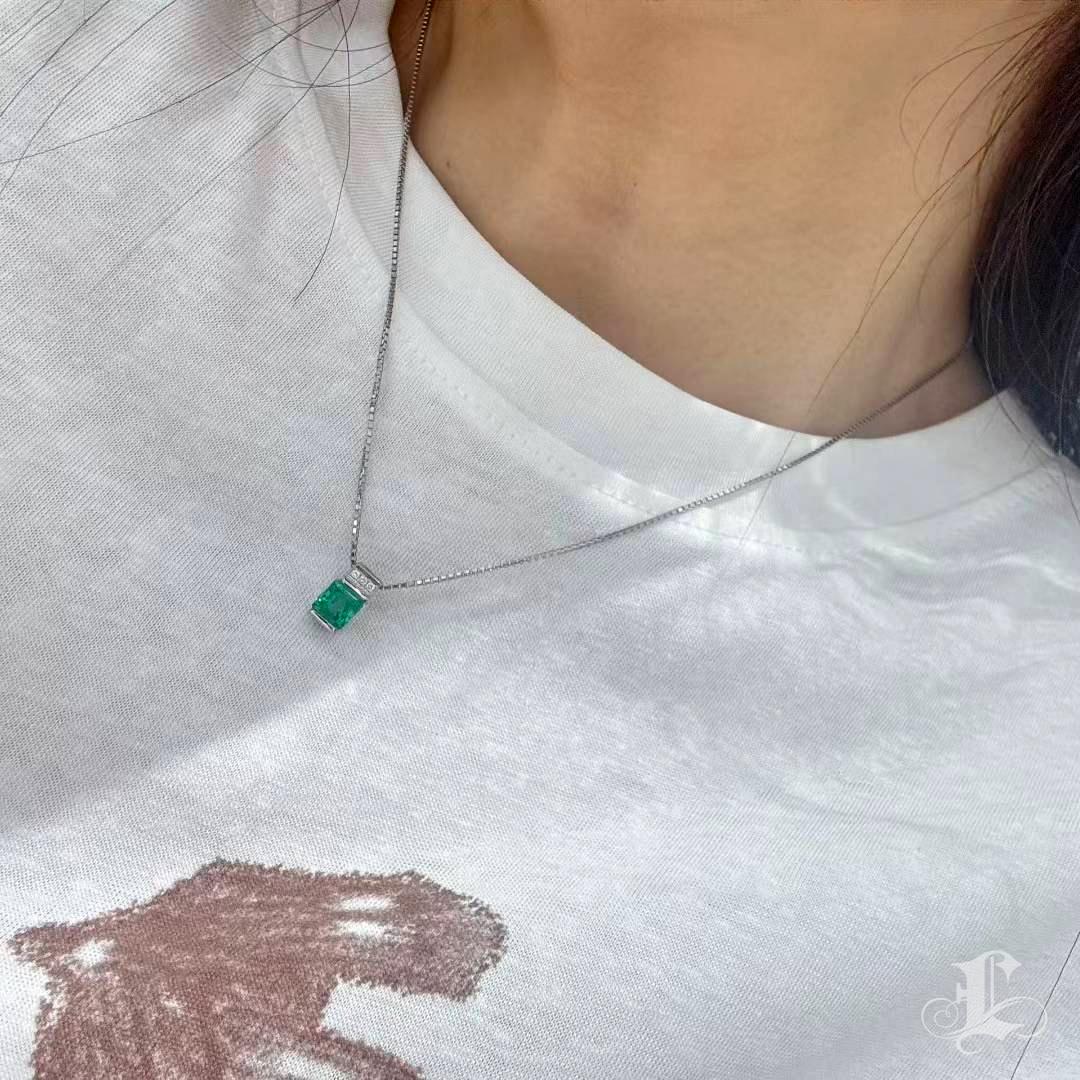 Taglio smeraldo 【Énigma】Emeralda - Collana di smeraldi colombiani da 1,02 carati in vendita