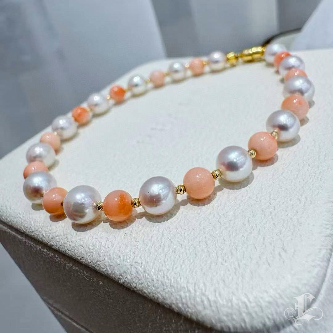Donna 【Petite Signature】 Bracciale con perle Akoya e corallo rosa Dawn Petal in vendita