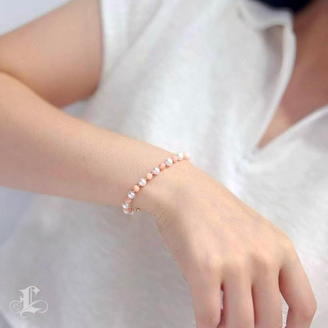 Grezzo 【Petite Signature】 Bracciale con perle Akoya e corallo rosa Dawn Petal in vendita