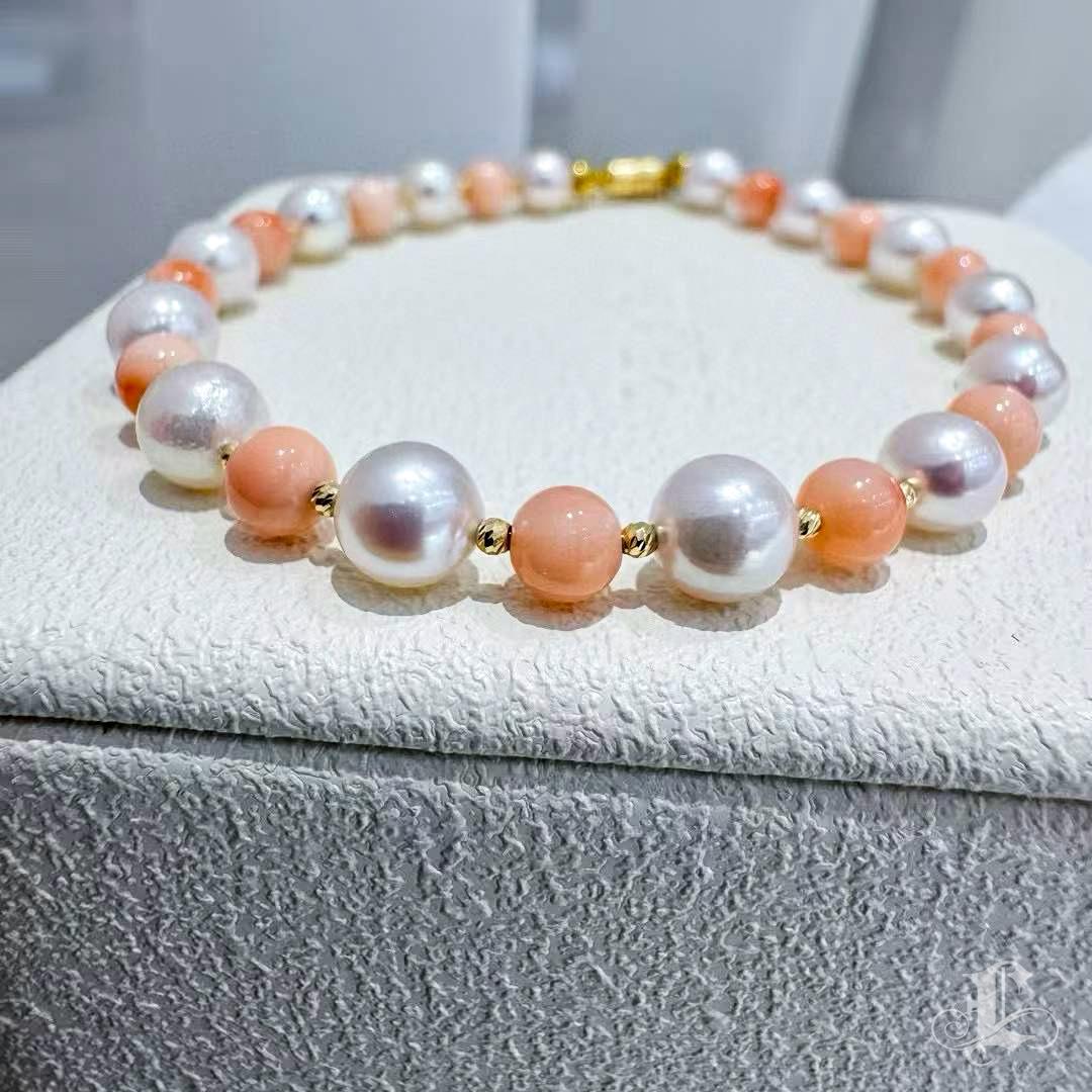 【Petite Signature】 Bracciale con perle Akoya e corallo rosa Dawn Petal in vendita 2