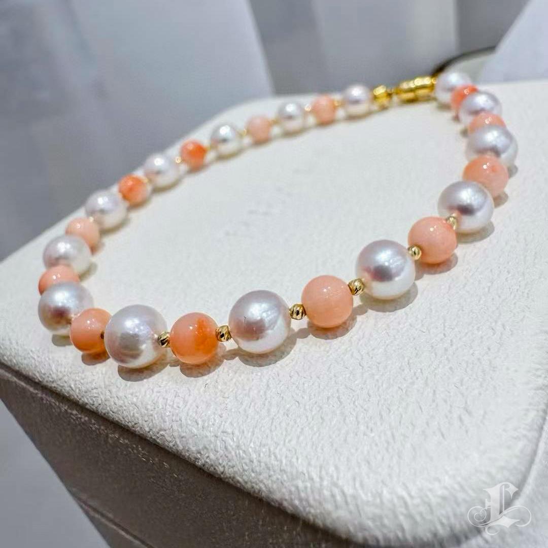 【Petite Signature】 Bracciale con perle Akoya e corallo rosa Dawn Petal in vendita 1