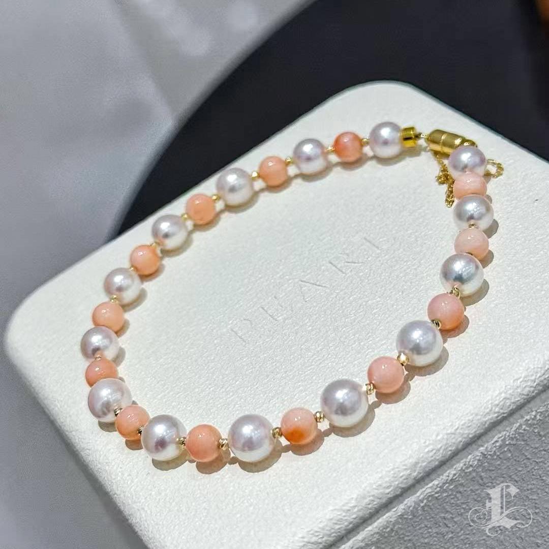 【Petite Signature】 Bracciale con perle Akoya e corallo rosa Dawn Petal in vendita 3