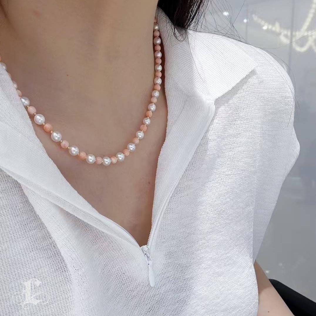 Grezzo 【Petite Signature】 Collana di perle Akoya e corallo rosa Dawn Petal in vendita
