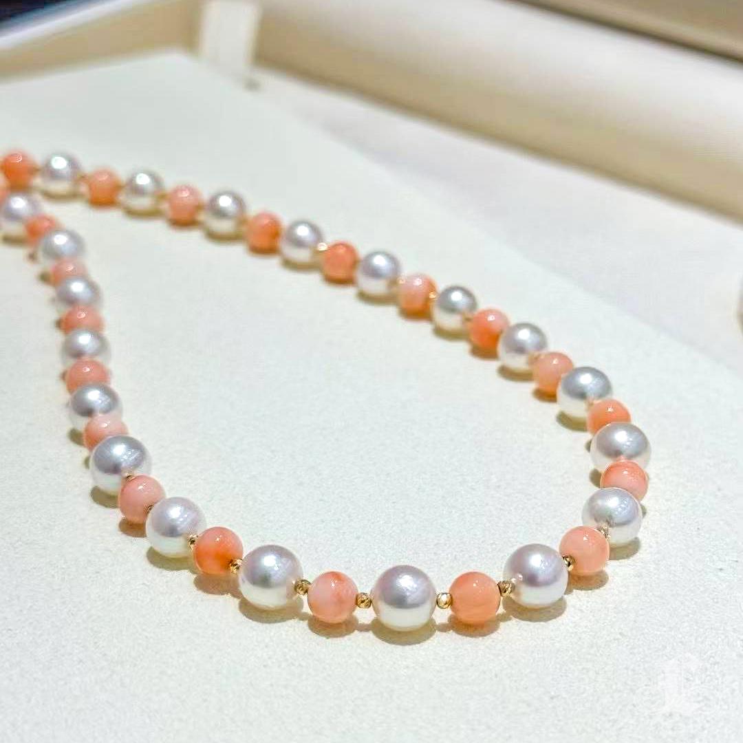 Donna 【Petite Signature】 Collana di perle Akoya e corallo rosa Dawn Petal in vendita