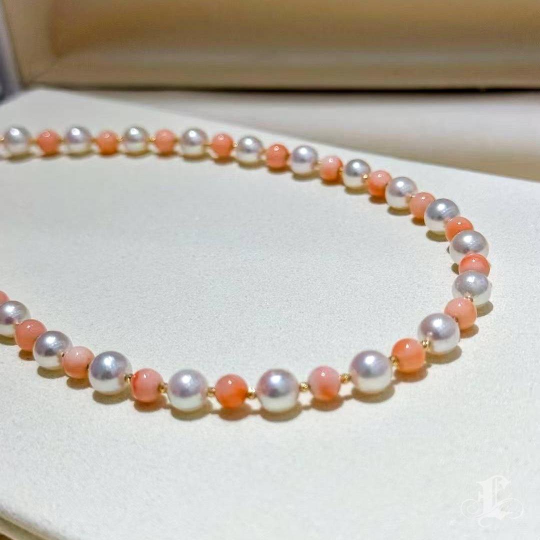 【Petite Signature】 Collana di perle Akoya e corallo rosa Dawn Petal in vendita 1