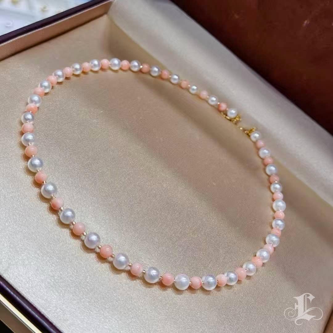 【Petite Signature】 Collana di perle Akoya e corallo rosa Dawn Petal in vendita 4