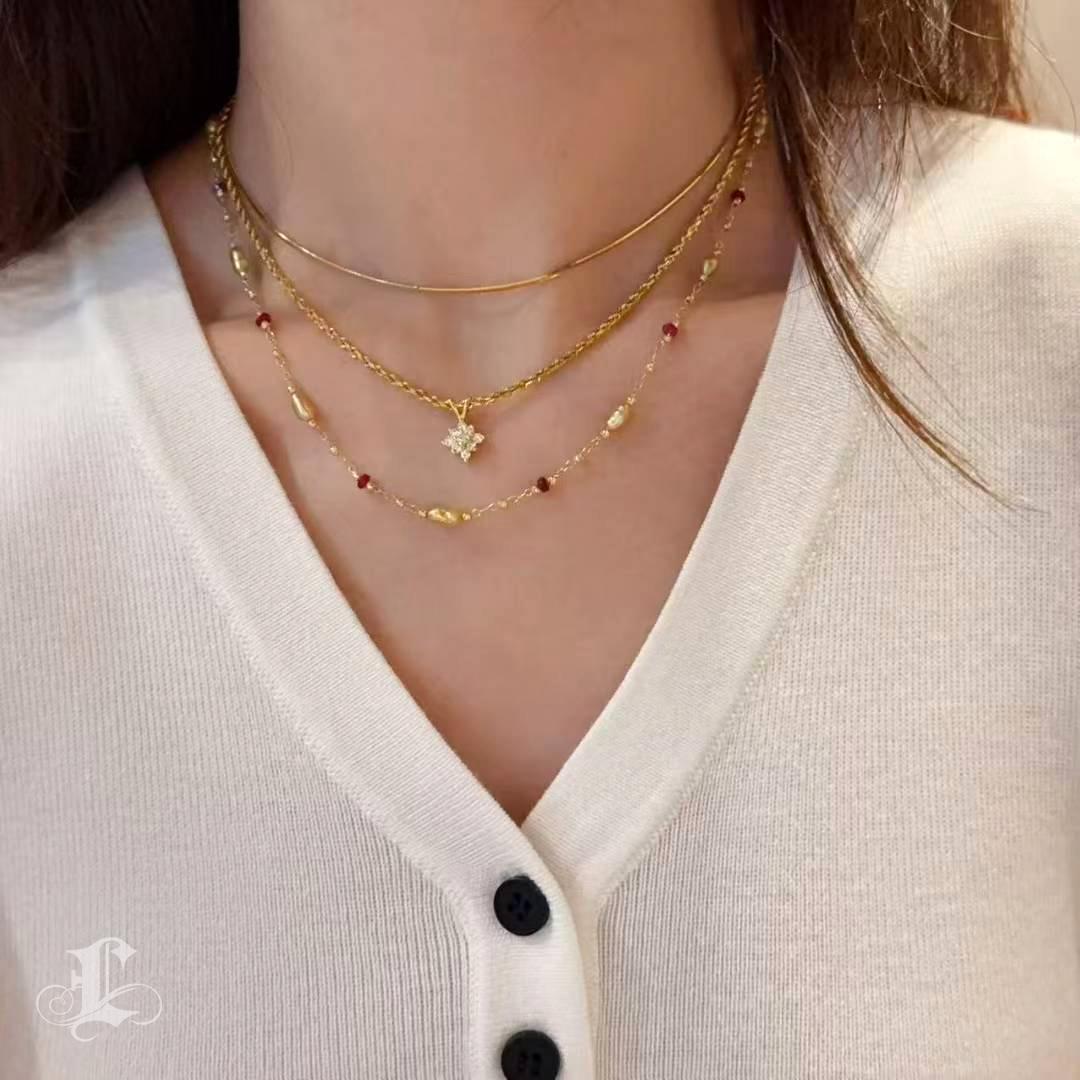 Grezzo Firma Piccola】 Collana a catena con perle dei mari del sud e rubini Golden Keshi in vendita