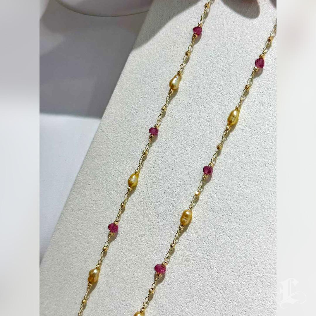 Firma Piccola】 Collana a catena con perle dei mari del sud e rubini Golden Keshi in vendita 5