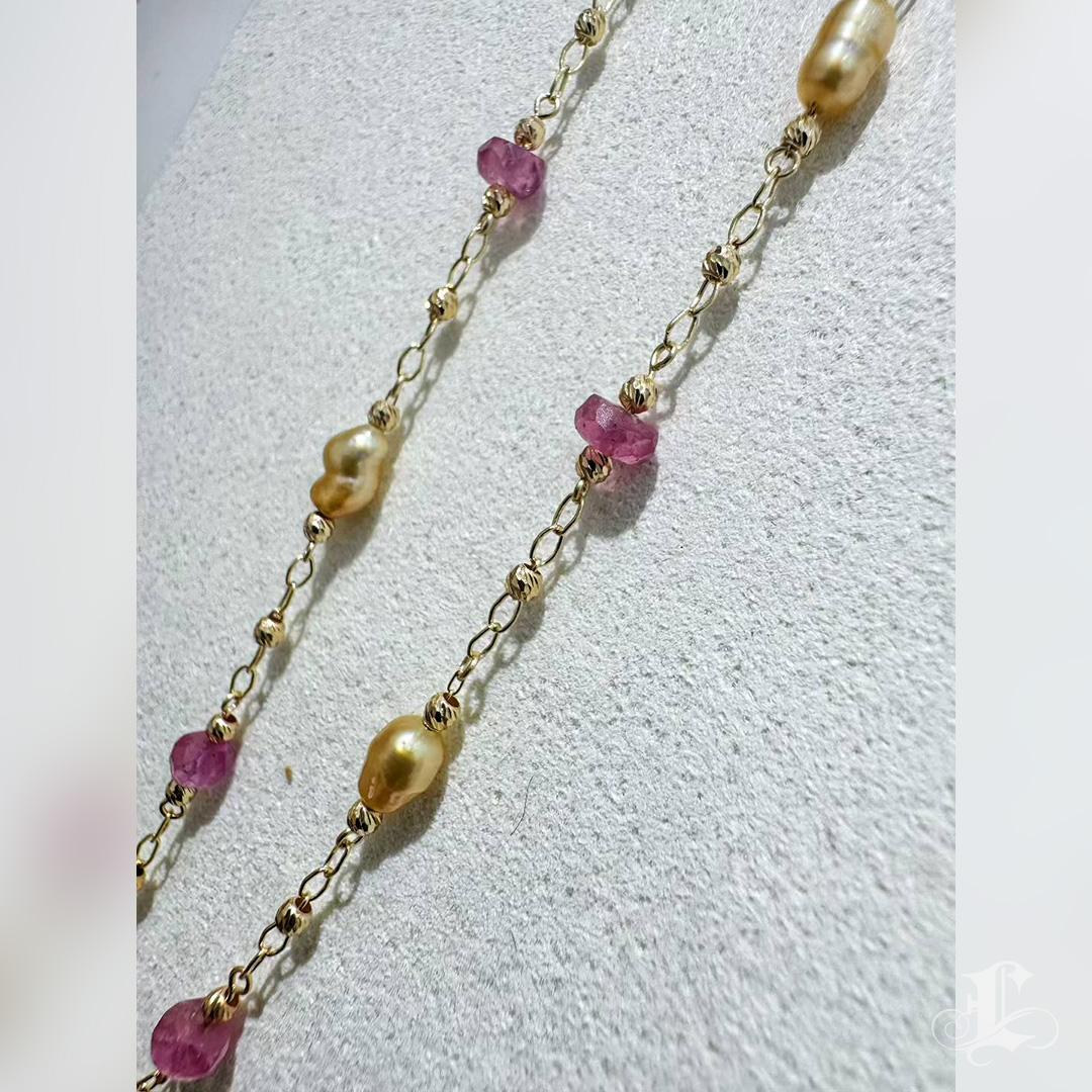 Firma Piccola】 Collana a catena con perle dei mari del sud e rubini Golden Keshi in vendita 3