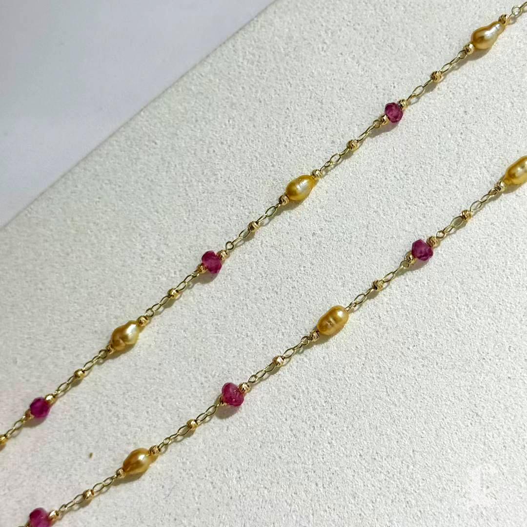 Firma Piccola】 Collana a catena con perle dei mari del sud e rubini Golden Keshi in vendita 4