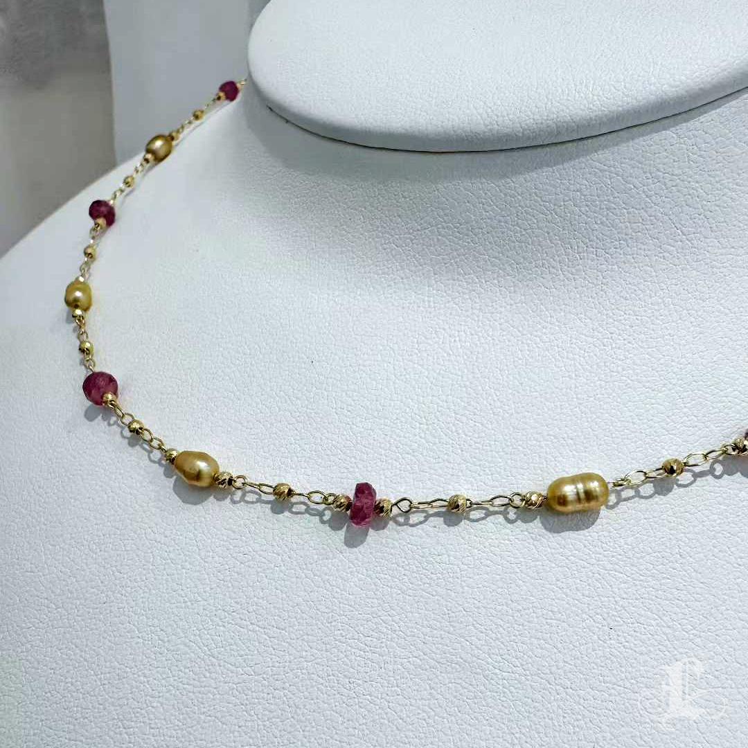 Firma Piccola】 Collana a catena con perle dei mari del sud e rubini Golden Keshi in vendita 2