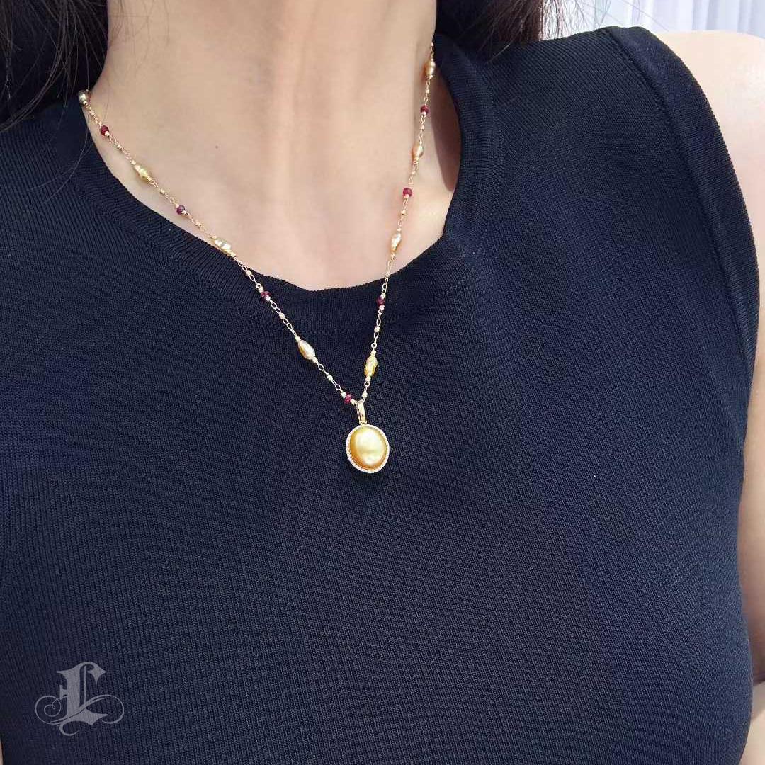 Firma Piccola】 Collana a catena con perle dei mari del sud e rubini Golden Keshi In condizioni Nuovo in vendita a New York, NY