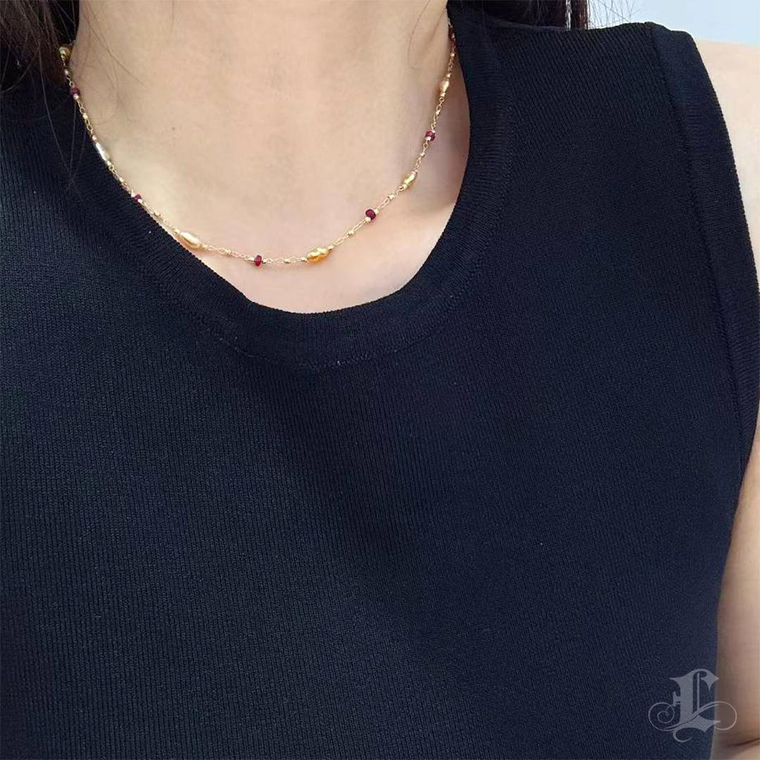 Donna Firma Piccola】 Collana a catena con perle dei mari del sud e rubini Golden Keshi in vendita