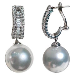 【Crown Radiance】Orecchini pendenti con perla dei Mari del Sud e diamanti taglio baguette — 14–14,5 mm