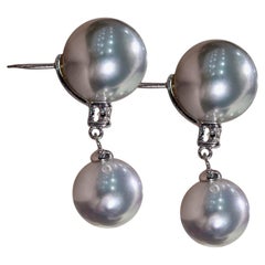【Petite Signature】Ohrringe mit Akoya-Perlen in Naturblau und Diamanten im „Silver Mist“-Design