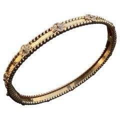 Pulsera «Sweet Clovers» de Van Cleef & Arpels, colección VCA Perlee, con diamantes y oro rosa de 18 quilates, n.º 18700