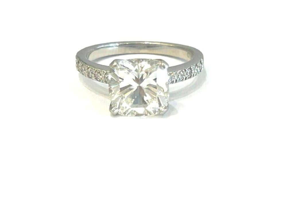Tiffany & Co. Anello con diamante taglio principessa da 2,11 carati 

Oltre 50 sfaccettature a forma di chevron creano l'iconico diamante con taglio a principessa al centro di questo design senza tempo ----- una brillante dimostrazione della