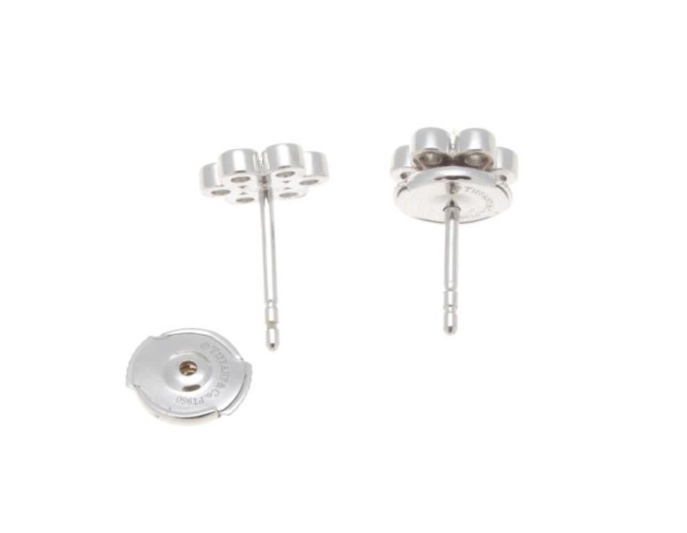 Ces clous d'oreilles sont issus de la Collection Blossom de Louis Vuitton. Ajoutez-les à votre collection de boucles d'oreilles, portez-les seules ou superposez-les à vos boucles d'oreilles préférées.
Livré avec sa boîte intérieure et extérieure