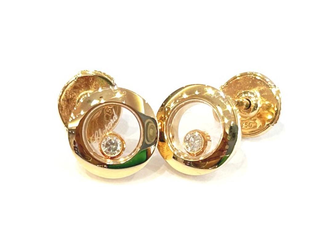 Le creazioni Happy Diamonds sono tanto audaci quanto giocose, con i loro iconici diamanti danzanti che si muovono e volteggiano dolcemente a simboleggiare un autentico tocco di Joie de Vivre e uno spirito veramente libero. 
Scopri i nostri Happy