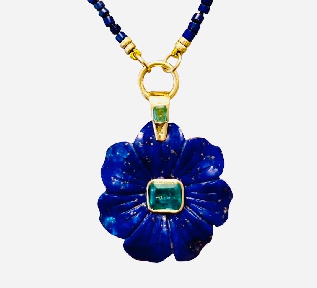 Ciondolo FLORA

Lapis, smeraldi e oro 14k

Uno splendido fiore di lapislazzuli intagliato (35 mm di diametro) con smeraldo centrale di 8x6 mm e castone in oro 14k.

La cauzione personalizzata in oro 14k ha anche uno smeraldo, 4x3mm, incastonato in
