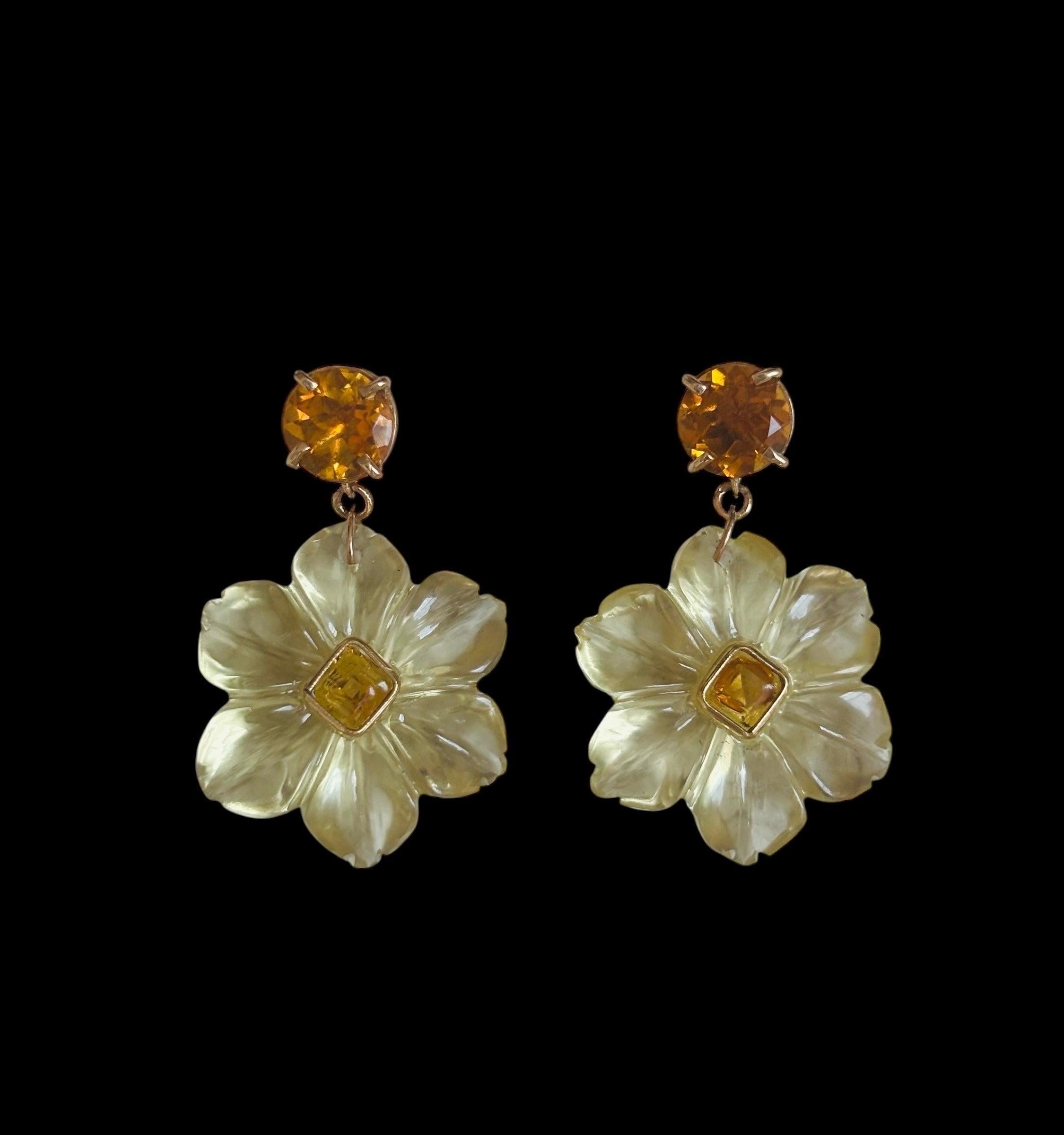 Boucles d'oreilles FLORA

Quartz citron, citrine, or 14k

Fleurs de citrine citron sculptées (25 mm de diamètre) avec des citrines carrées au centre, serties dans de l'or 14k. Les citrines rondes du haut mesurent 7 mm de diamètre. 

Ces boucles