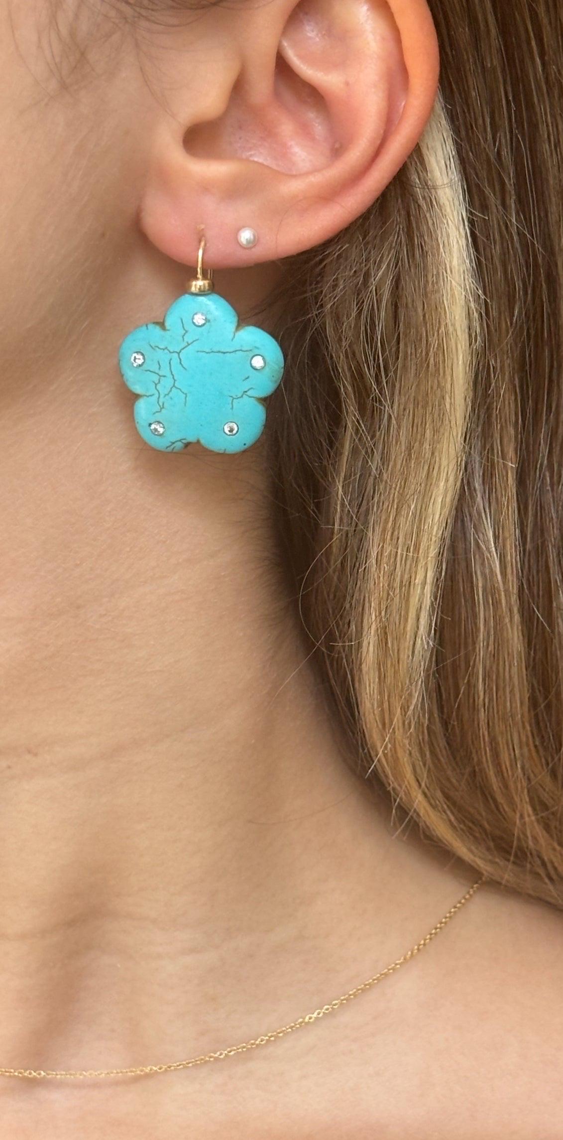 Boucles d'oreilles FLORA

Turquoise, diamants, or 14k

Fleurs de turquoise sculptées (1