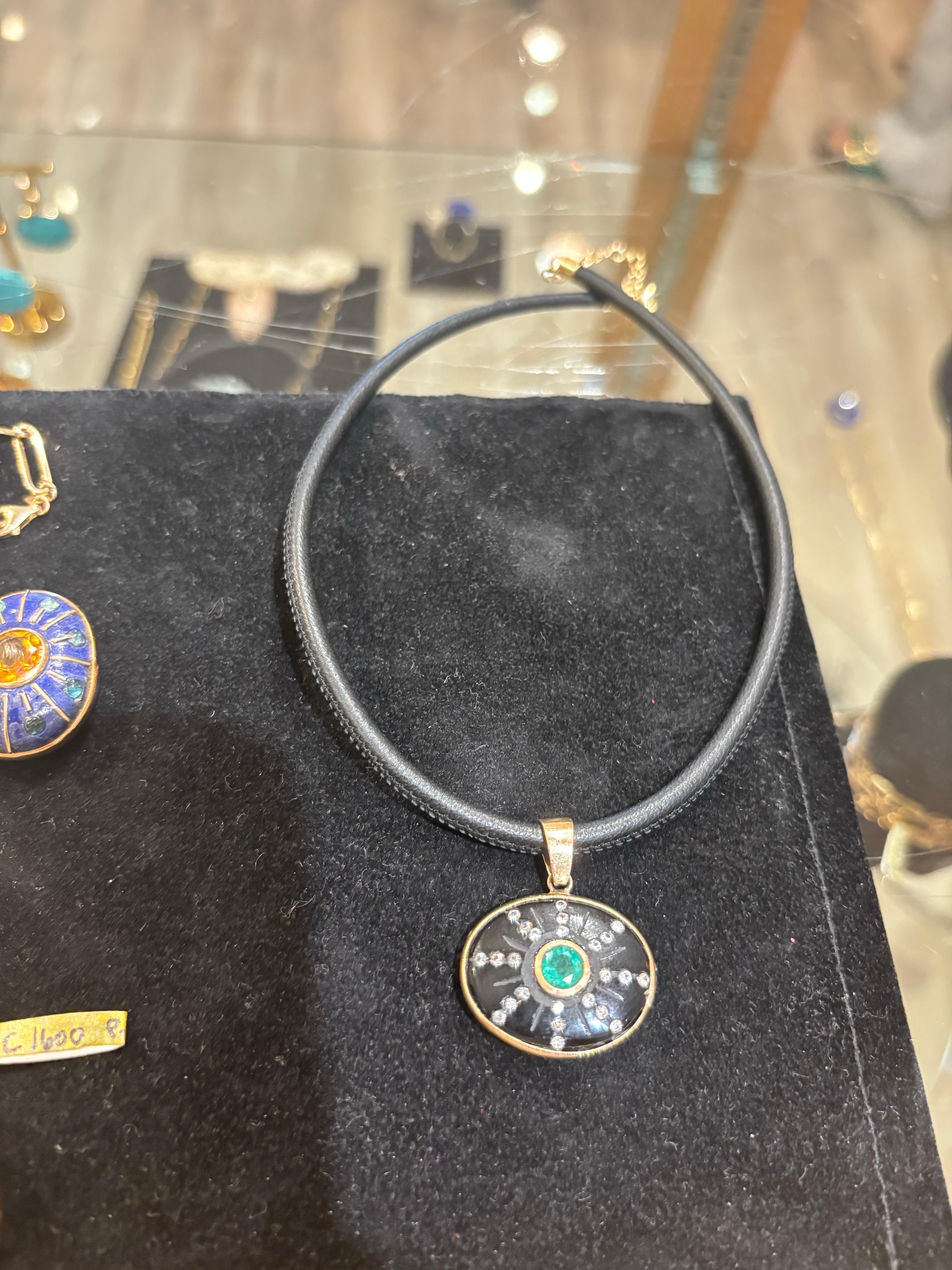 Ciondolo SOL, onice nera, smeraldo, diamanti, oro 14k in vendita 2