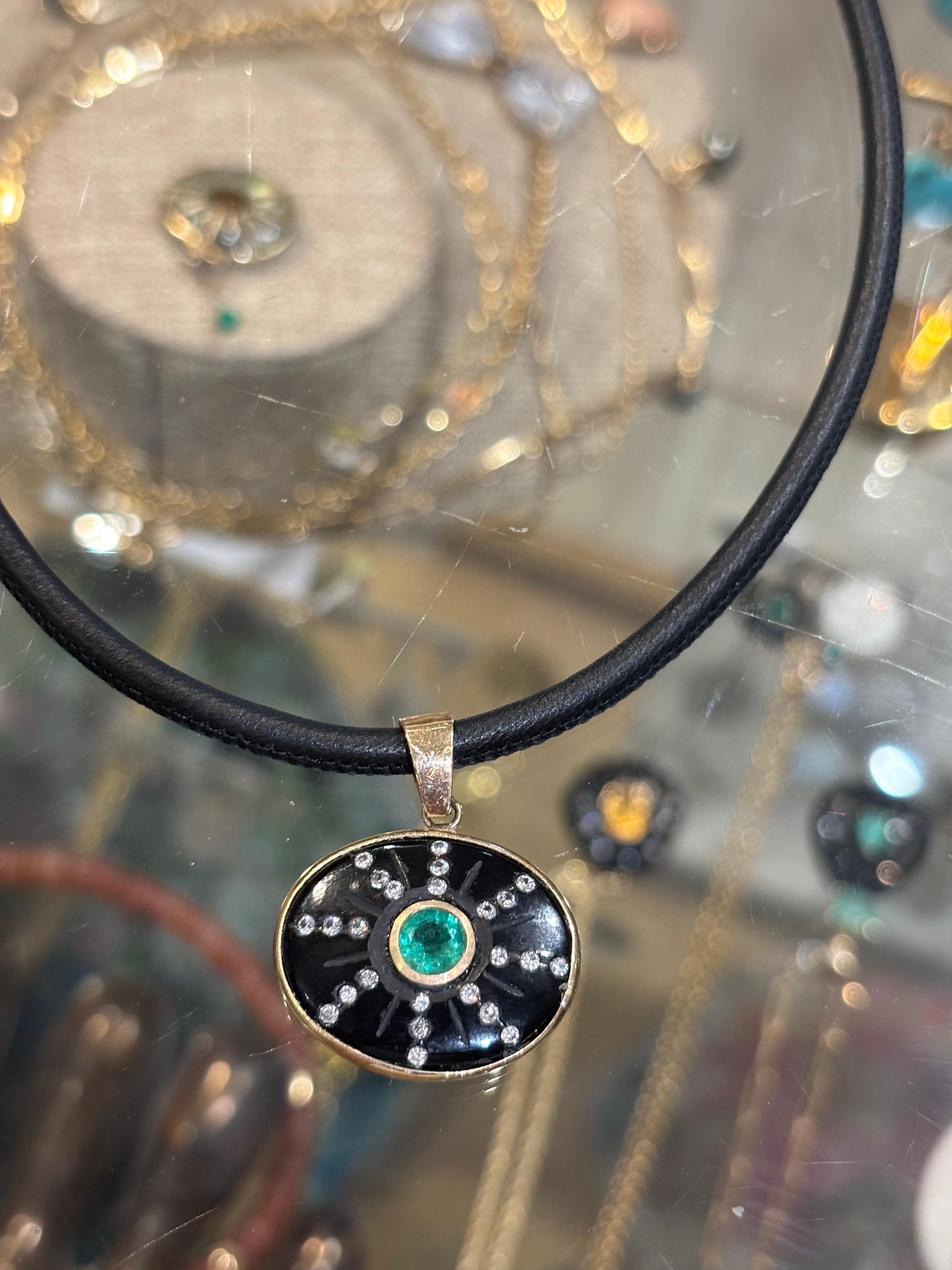 Ciondolo SOL, onice nera, smeraldo, diamanti, oro 14k in vendita 5