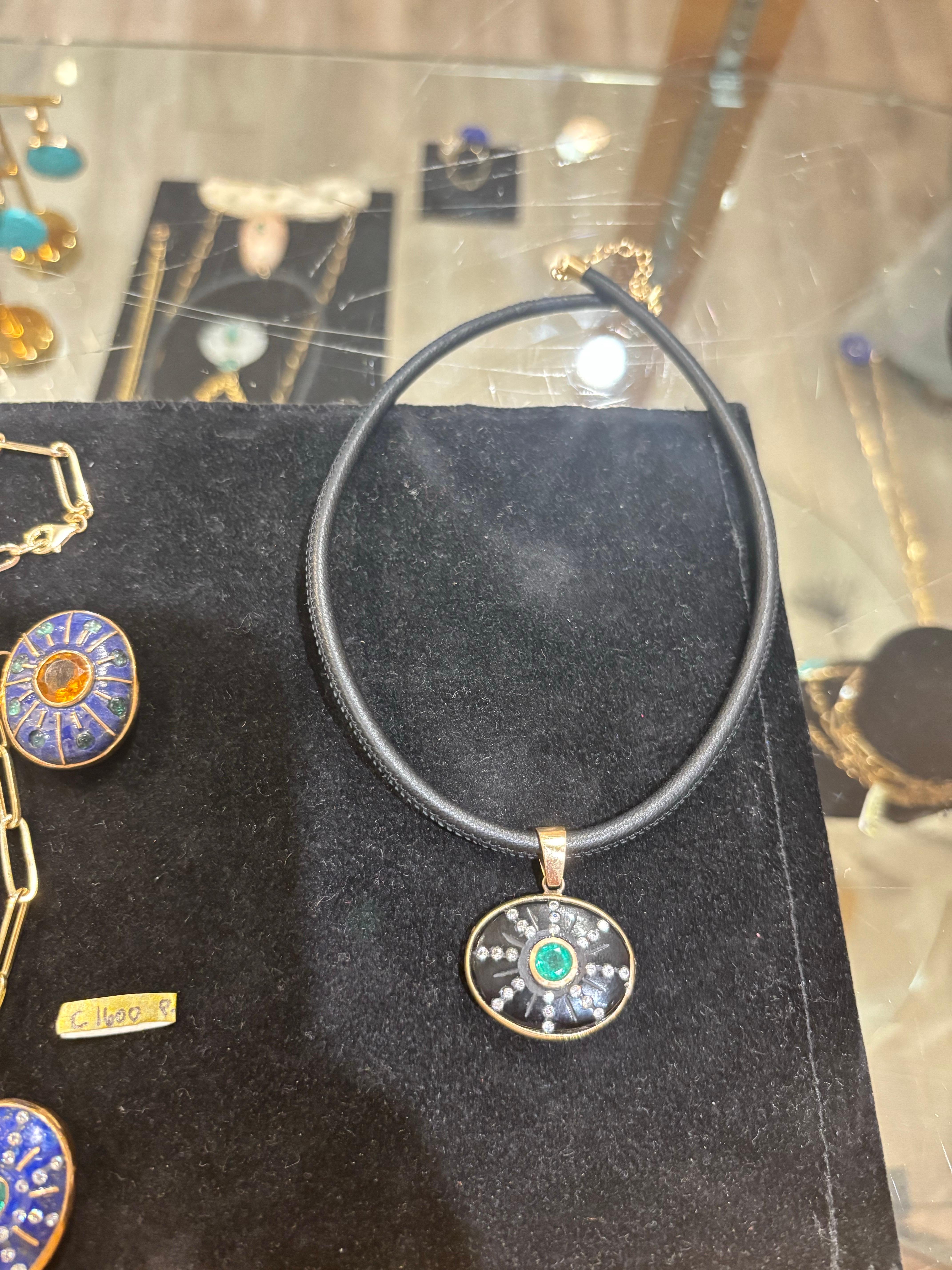 Ciondolo SOL, onice nera, smeraldo, diamanti, oro 14k in vendita 4