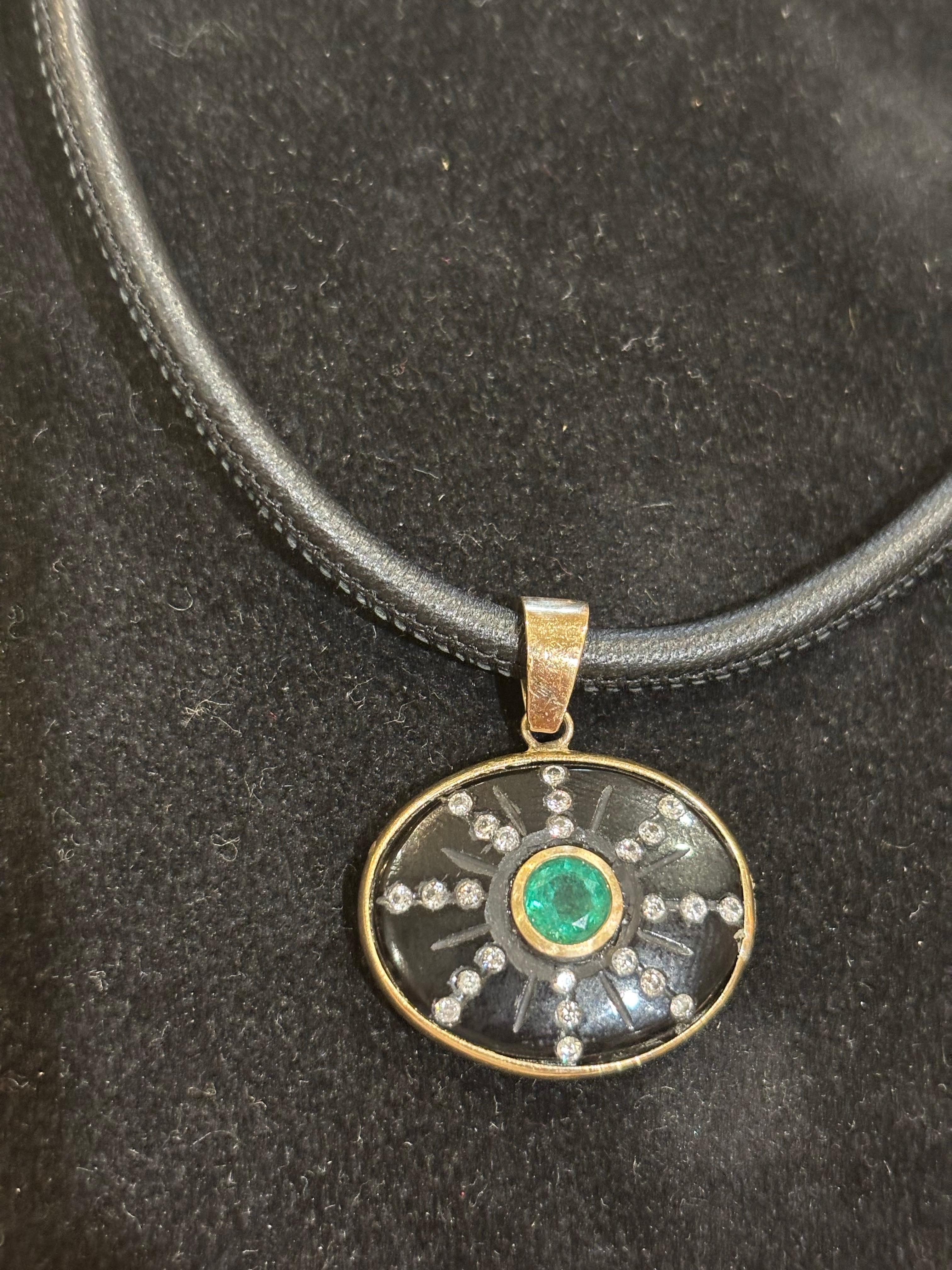 Ciondolo SOL, onice nera, smeraldo, diamanti, oro 14k in vendita 3