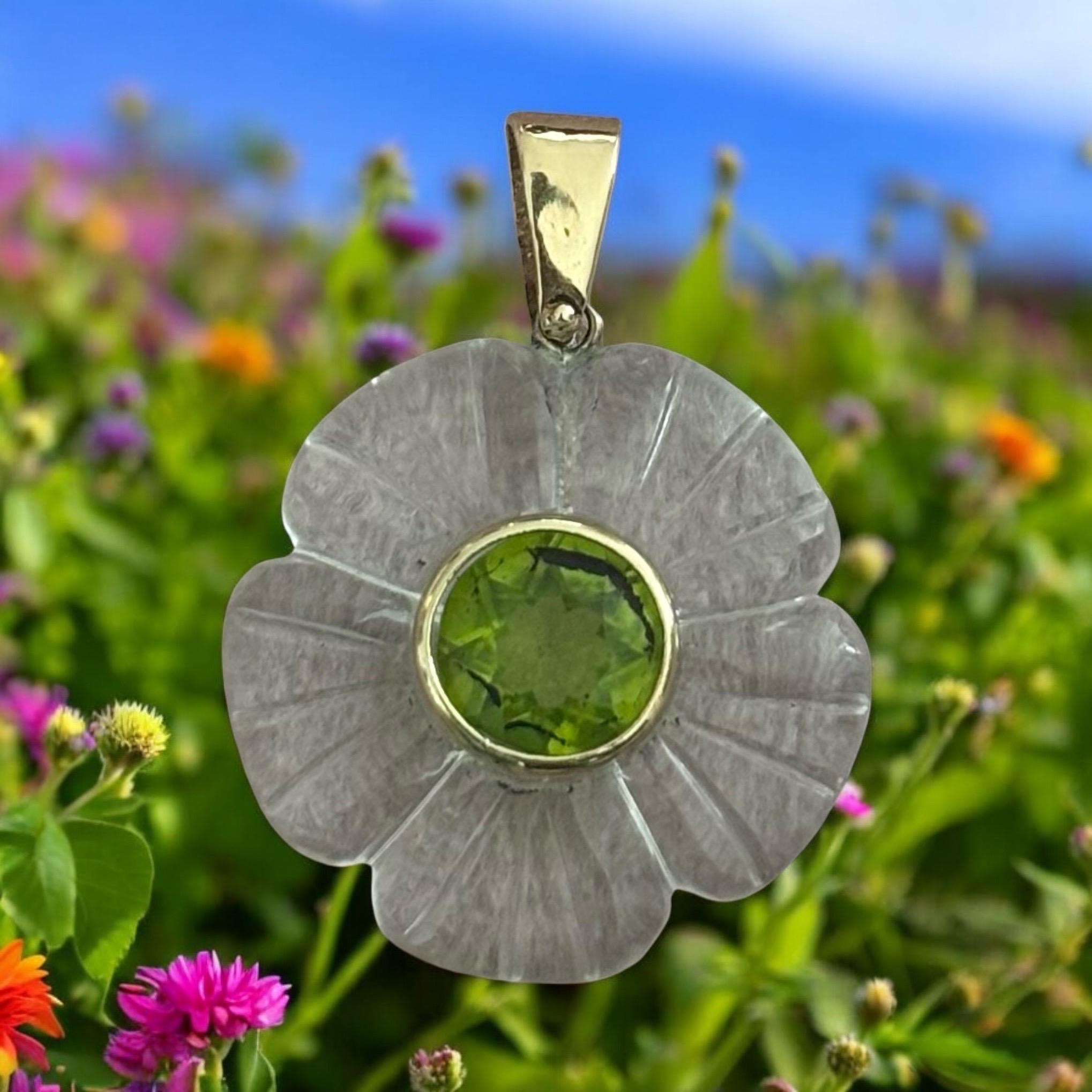 FLORA Anhänger, Bergkristall, Peridot, 14k Gold für Damen oder Herren im Angebot