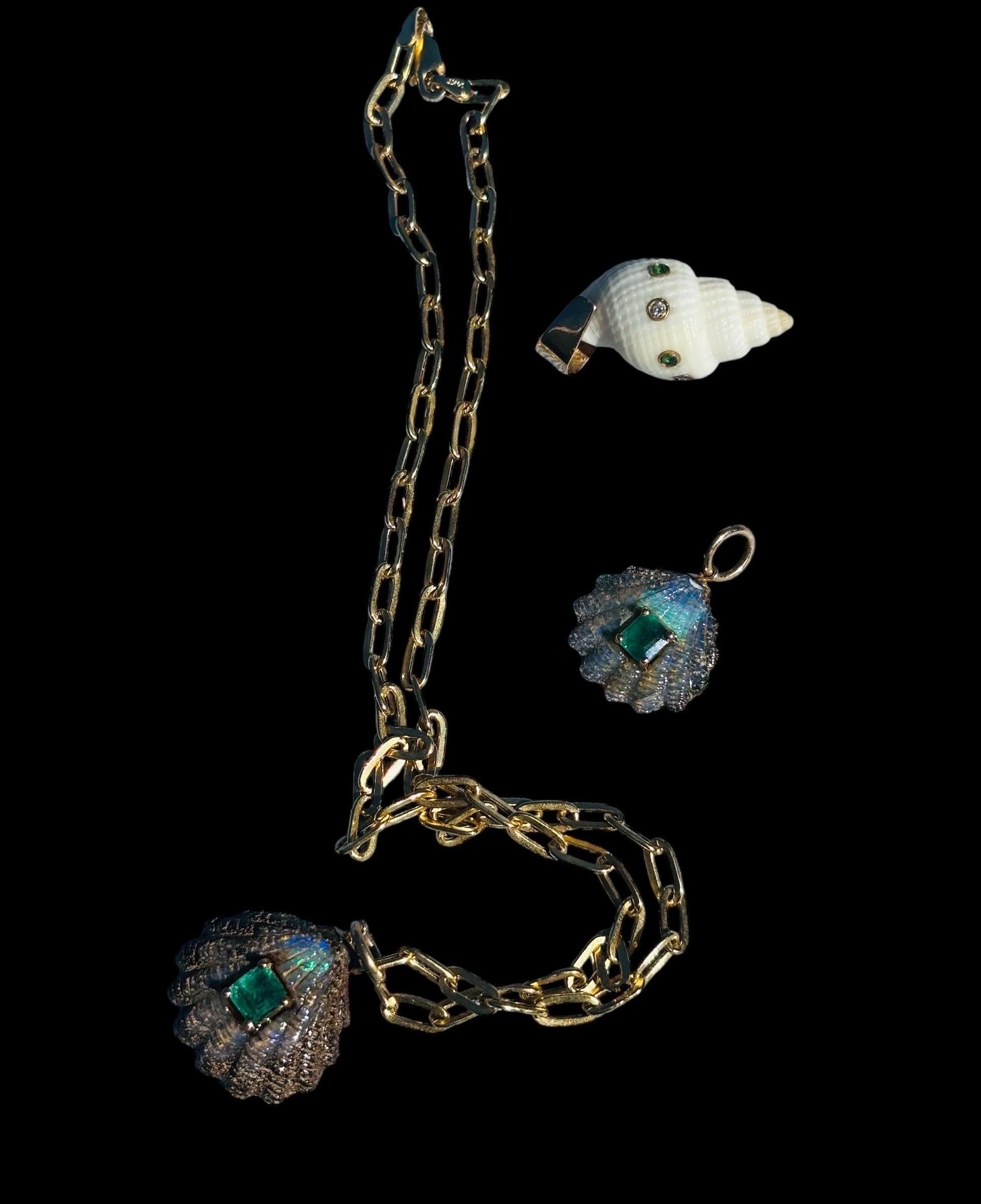 Colgante de concha de ópalo australiano de 10 quilates con esmeralda y oro de 14k en venta 10