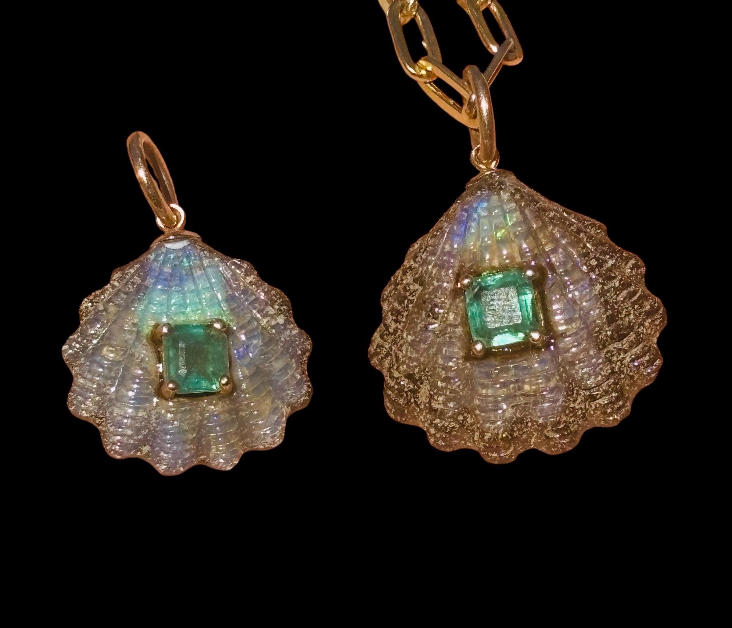 Colgante de concha de ópalo australiano de 10 quilates con esmeralda y oro de 14k en venta 12