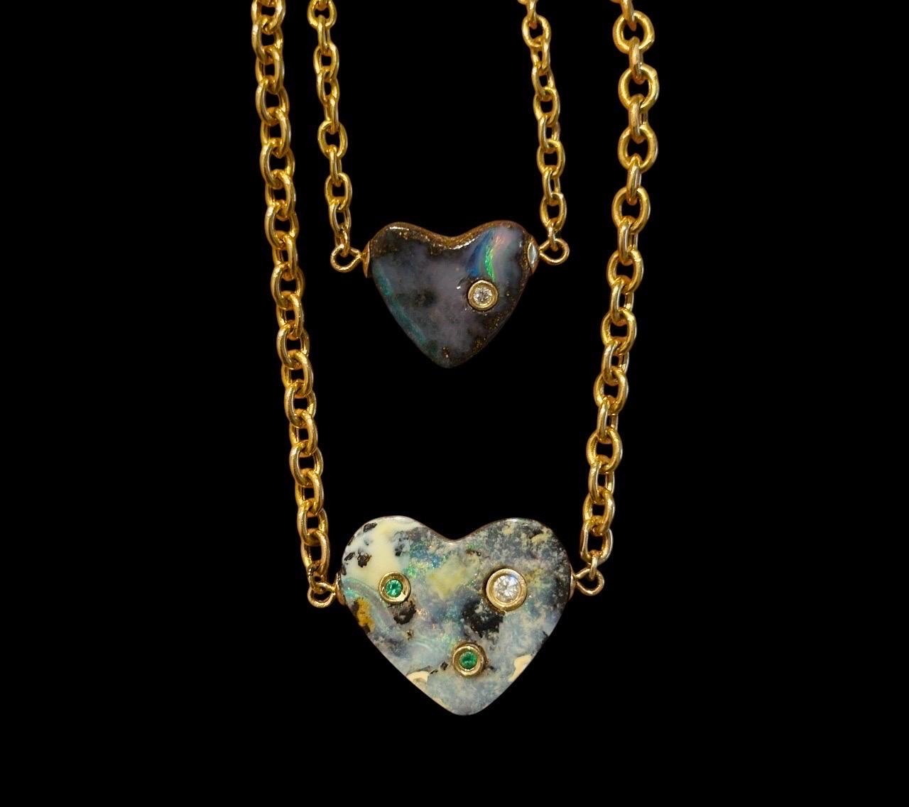 Collana con cuore in opale australiano, diamanti e smeraldi su catena Rolo in oro 14k in vendita 6