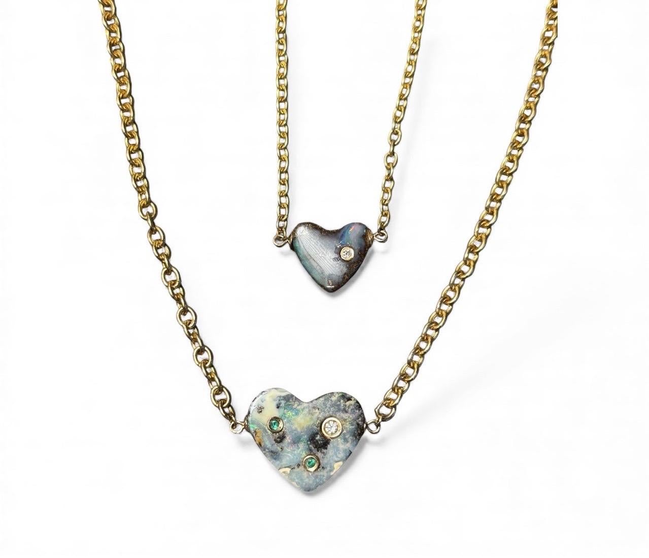 Collana con cuore in opale australiano, diamanti e smeraldi su catena Rolo in oro 14k in vendita 5
