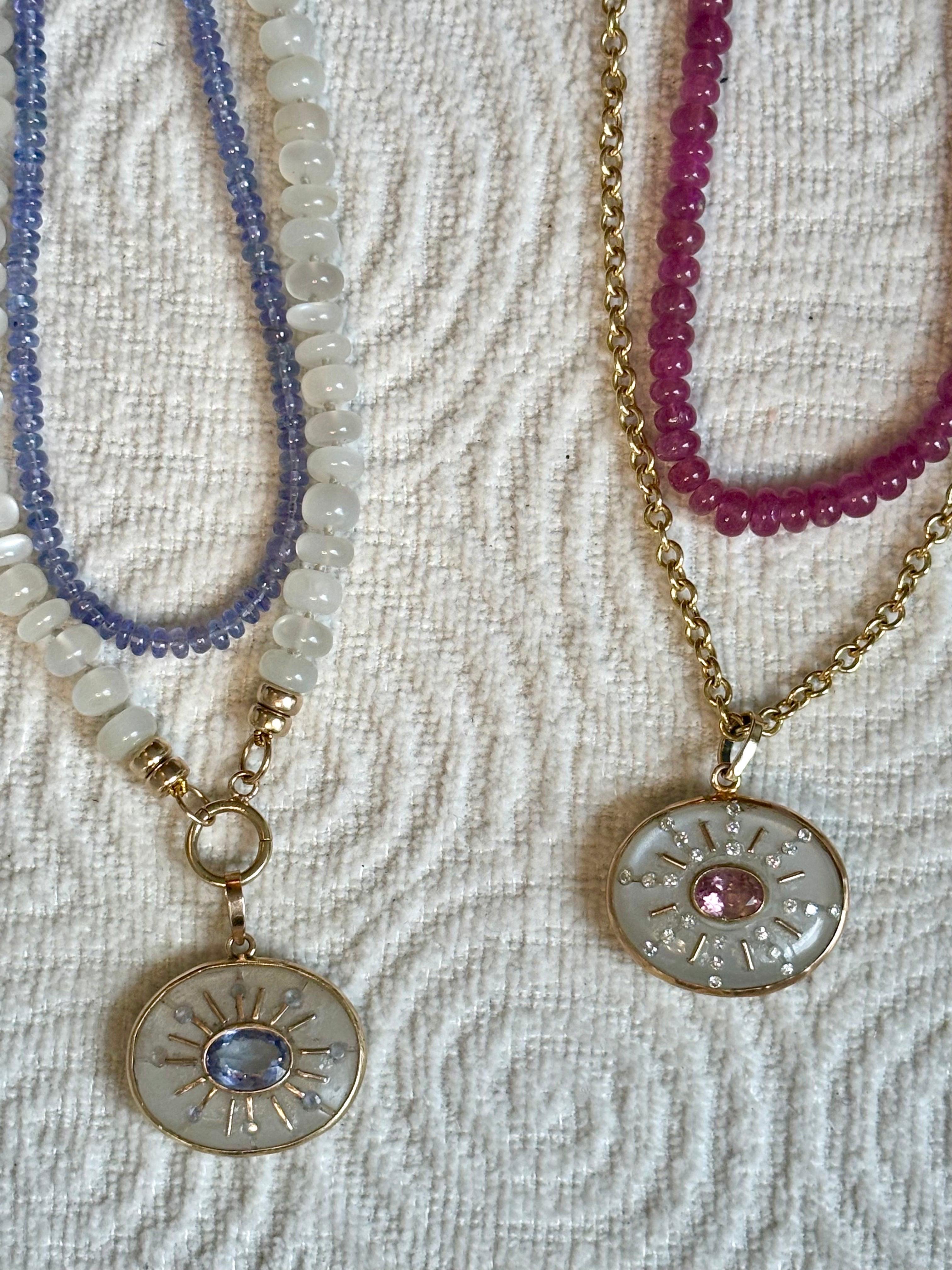 Ciondolo SOL, pietra di luna, tanzanite e oro 14k In condizioni Nuovo in vendita a New York, NY