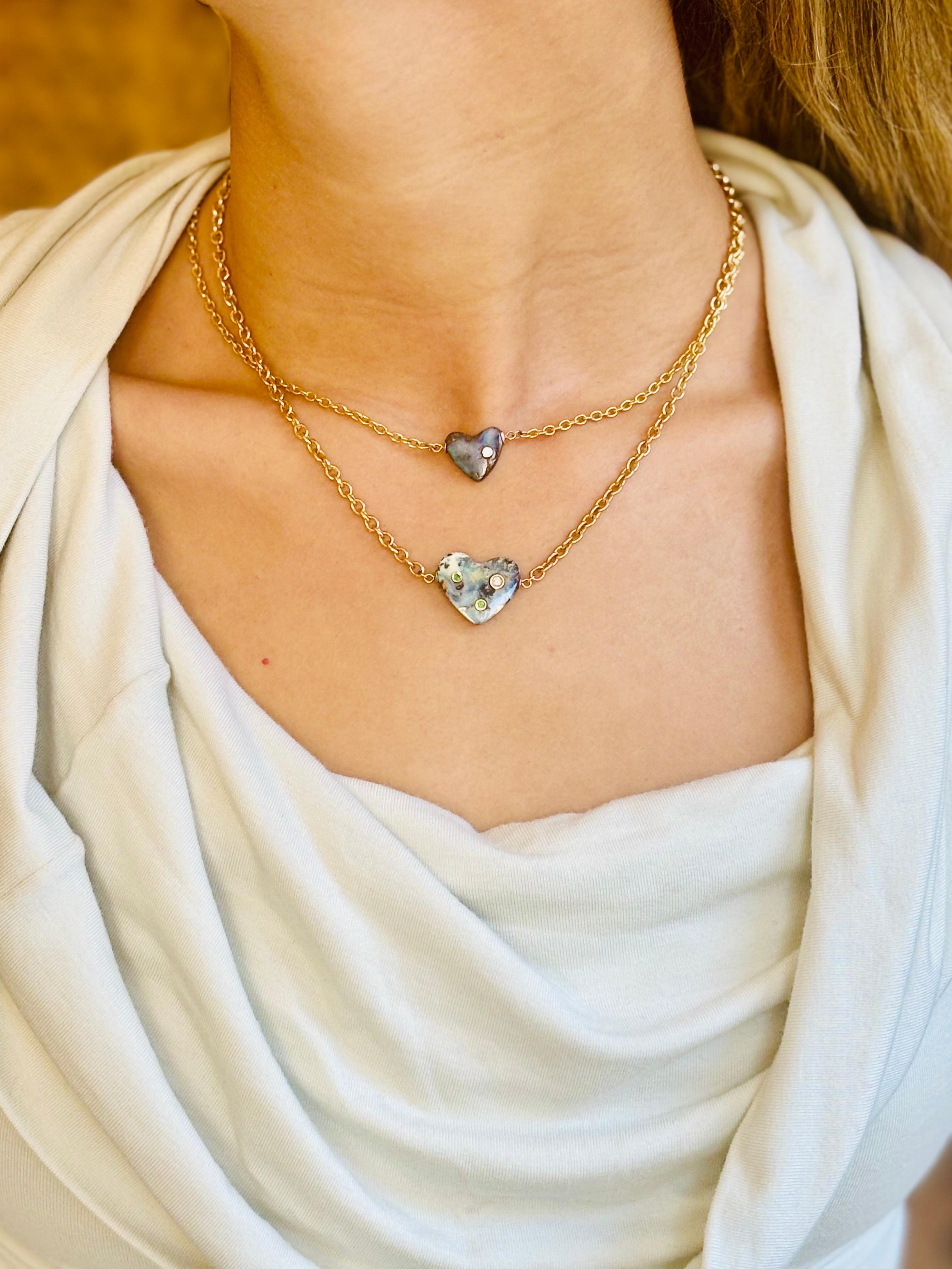 Collier de cœur en opale australienne avec diamants et émeraudes sur chaîne Rolo en or 14k en vente 10