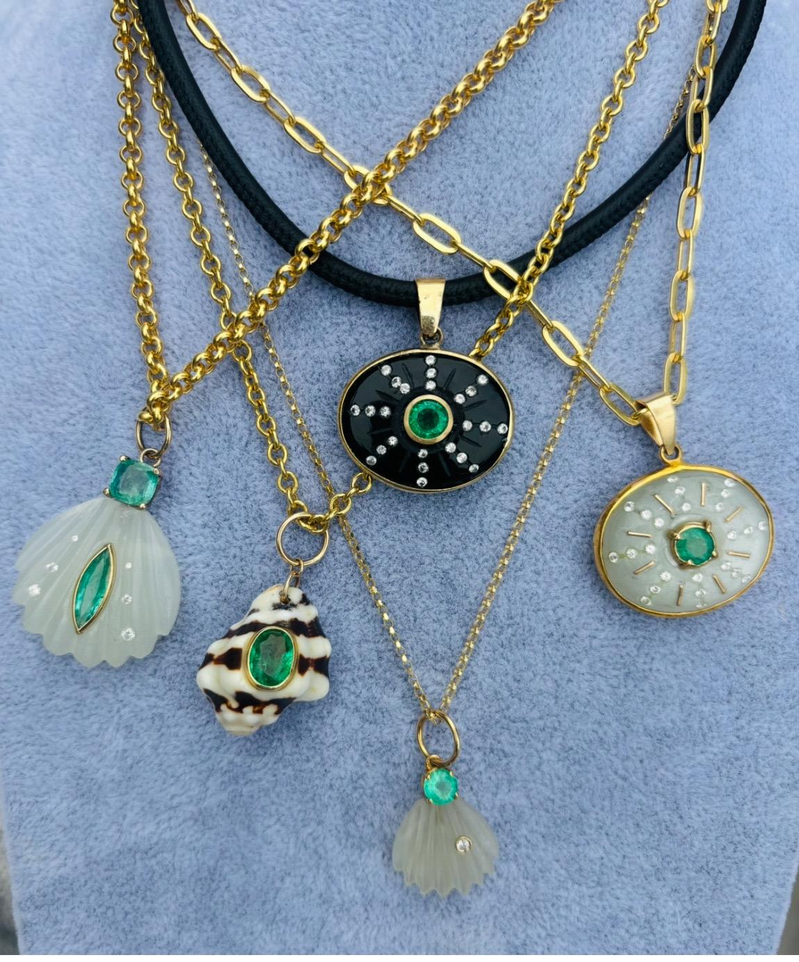 Pendentif coquillage, pierre de lune avec émeraudes et diamants en vente 7